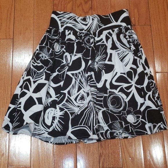 bailey blue Dresses & Skirts - Bailey blue black & white floral fit & flare skirt size M NWOT